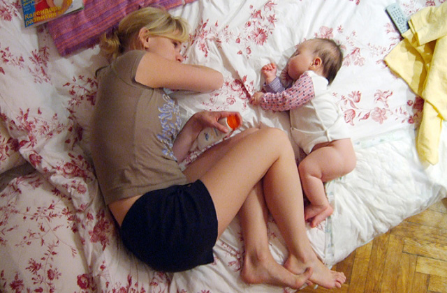 Anya s gyereke alszik
