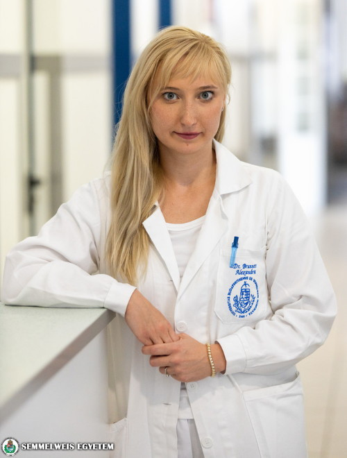 Dr. Brunner Alexandra, Bőr-, Nemikórtani és Bőronkológiai Klinika szakorvosa
