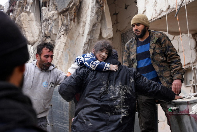 Földrengés Törökországban és Szíriában - összedőlt házak
