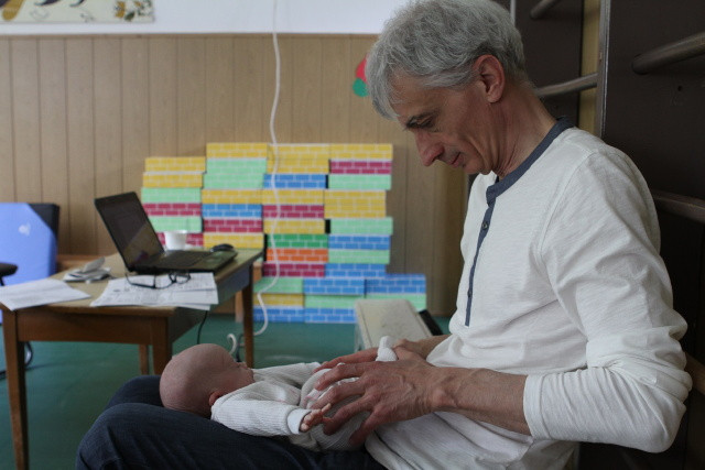 gyermekorvos vizsgál egy ukrán kisbabát