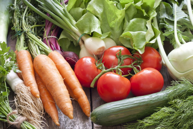 zöldségek: sárgarépa, paradicsom, cukkini