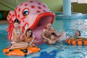 Aquaworld csal&aacute;d medence