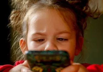 Megoldotta a kislány: a tengerbe dobta apja telefonját, hogy inkább rá figyeljen (videó)