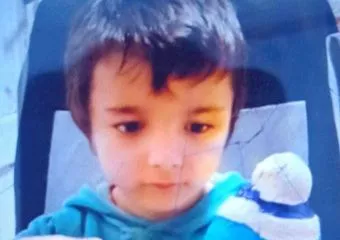 Eltűnt egy 6 éves autista kisfiú, Gergő - a szél miatt nyílt ki a család kapuja