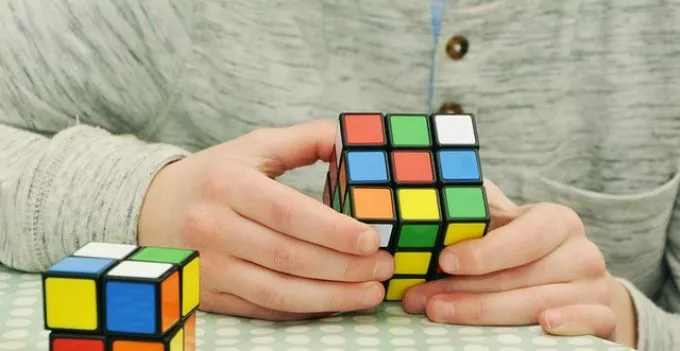 3,13 másodperc alatt rakta ki egy autista fiú a Rubik-kockát - megdöntötte a rekordot