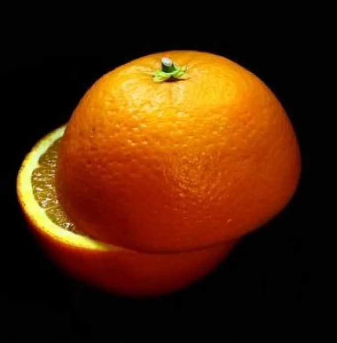 A narancslé károsabb a fogakra, mint a fehérítés