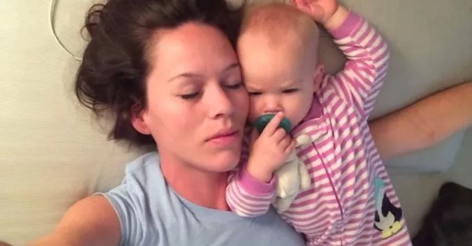 Szundizni akar az anyuka a kisbabával, de annak más tervei vannak - VIDEÓVAL