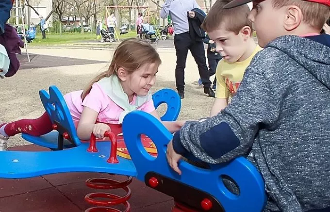 Magyar találmánnyal közösen játszhatnak fogyatékkal élő és egészséges gyerekek Újpesten