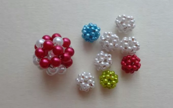 Játékos feladatok gyöngyből készített gömbökkel