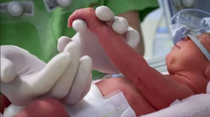Újabb koraszülött babát segítettek a világra az Országos Mentőszolgálat munkatársai