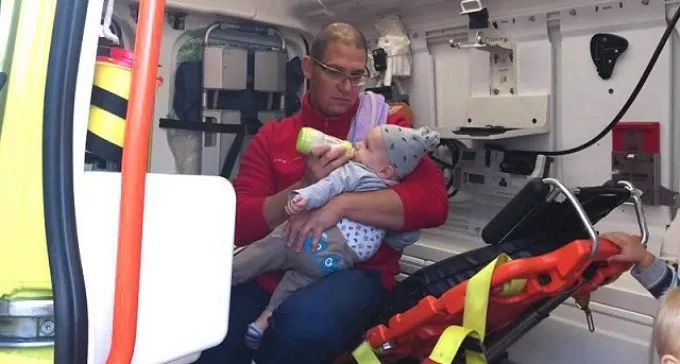 Emberségből jeles: mentőápoló etette meg a 6 hónapos kisbabát egy tömegbaleset után