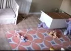 2 éves szuperhős: így menti ki ikertestvérét a kisfiú, miután rádőlt egy szekrény - VIDEÓ