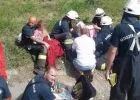 Megható fénykép: égő autóból kimentett gyerekeket nyugtatnak a magyar tűzoltók