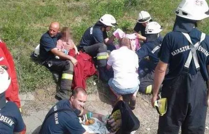 Megható fénykép: égő autóból kimentett gyerekeket nyugtatnak a magyar tűzoltók