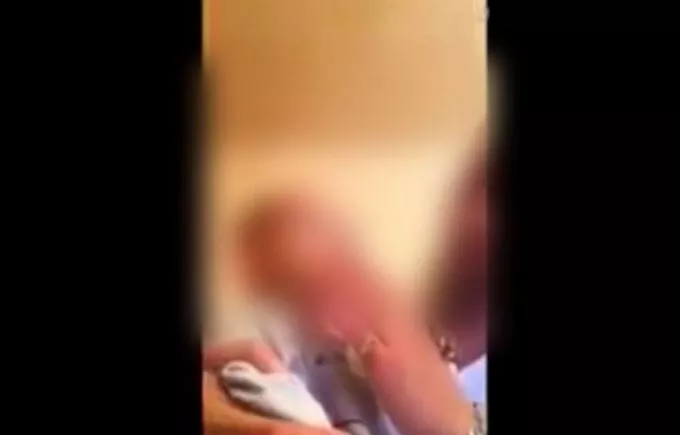 Kétéves kislányt cigiztetett erőszakkal - már házi őrizetben van (VIDEÓ)