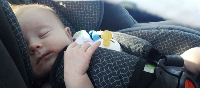 Meghalt egy kislány, mert a szülei az autóban felejtették - ezt tedd, ha bezárt gyereket látsz Meghalt egy kislány, mert a szülei az autóban felejtették - ezt tedd, ha bezárt gyereket látsz