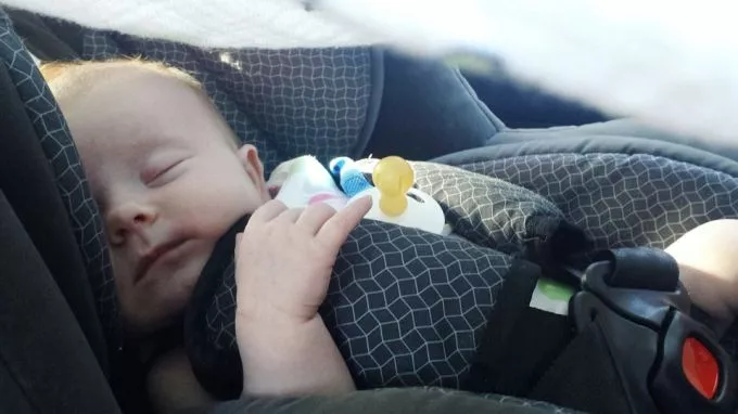 Véletlenül zárták a forró kocsiba a babát - rendőrök törték be a szélvédőt Siófokon