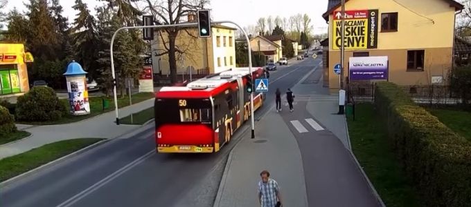 Viccből lökte meg barátnőjét a kamaszlány - csoda, hogy túlélte Viccből lökte meg barátnőjét a kamaszlány - csoda, hogy túlélte