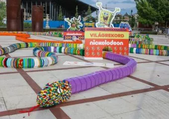 Megdőlt a világrekord a Nickelodeonnal: a leghosszabb LEGO-kígyó Budapesten