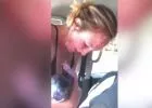Menet közben, autója első ülésén adott életet egy nő a babájának (VIDEÓ)