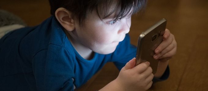 Drasztikus következménye van a gyerekekre nézve a túl sok képernyő előtt töltött időnek Drasztikus következménye van a gyerekekre nézve a túl sok képernyő előtt töltött időnek