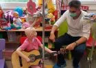 Beteg gyermekeket gyógyít zenéjével Seres Antal már nyolc éve 