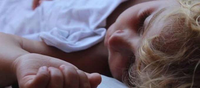 Kiszedte az alvó 15 hónapos babája szemöldökét, szétszedték a kommentelők Kiszedte az alvó 15 hónapos babája szemöldökét, szétszedték a kommentelők