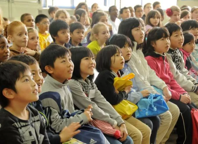Önállóság japán módra: ahol a gyerekek maguk takarítják az iskolát (videóval!)