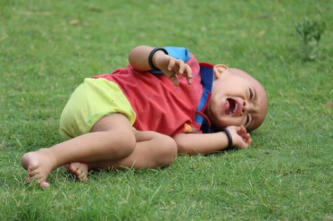 Vicces vagy kegyetlen átverni a babákat? Kínai őrület kering a neten (videó!)