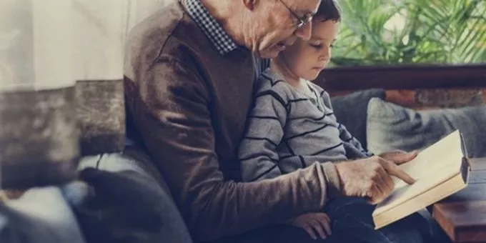 A jó nagyszülő-unoka viszony 8 áldásos hatása