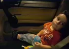 Gyerekdalt énekeltek az ijedt kisfiúnak a tüntetők (videó)
