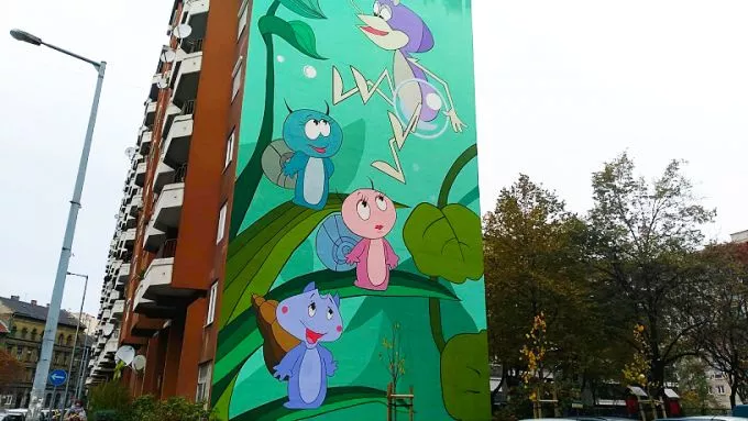 Újabb házfalat dekoráltak ki a nyolcadik kerületben - Vízipók-csodapók néz le a járókelőkre