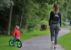 Kismotor, futóbicikli, kerékpár: így fejlesztik a gyerekeket észrevétlenül a járgányok