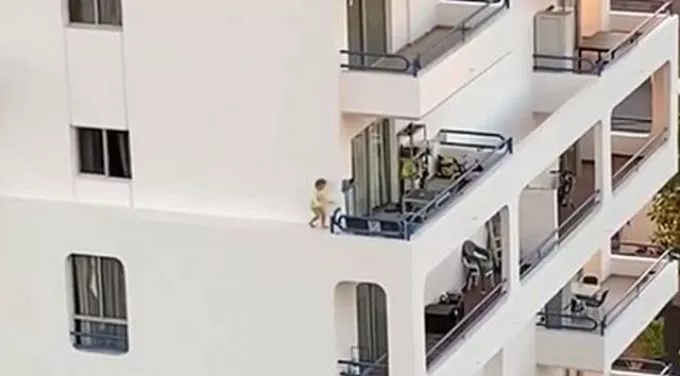 Hátborzongató felvétel: a negyedik emeleti homlokzaton sétált egy kisgyerek Tenerifén