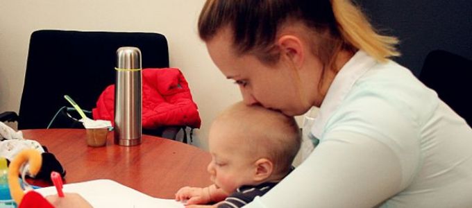 Héthónapos fiával az ölében vizsgázott egy hallgató az ELTE-n Héthónapos fiával az ölében vizsgázott egy hallgató az ELTE-n