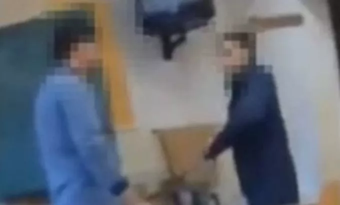 Köpködte és fenyegette tanárát egy nagykátai diák, osztálytársai biztatták közben