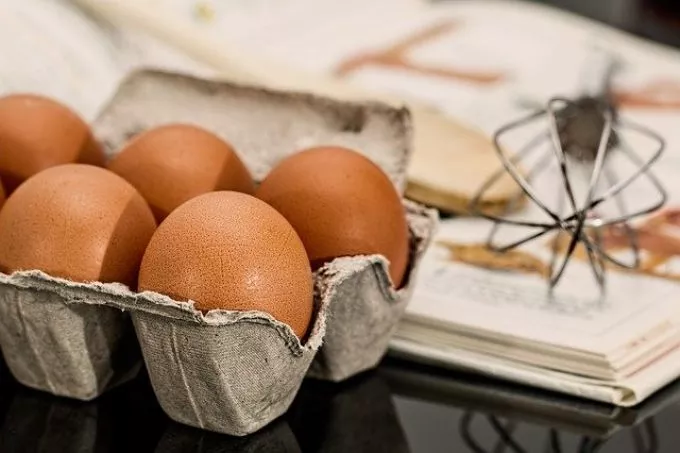 Kell-e hipóval tisztítani a tojást, és ha igen, milyen módszerrel?