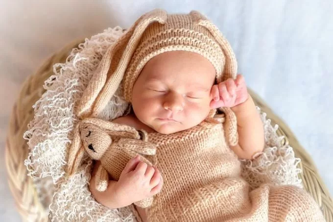 Miért sír a baba alvás közben?