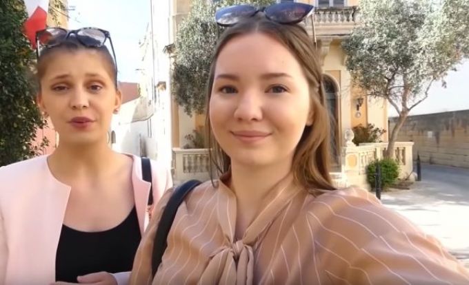 Két fiatal lány osztja ki videóiban a kortársait - Dancsó Pétertől Puzsér Róbertig mindenki megmondta nekik a magáét Két fiatal lány osztja ki videóiban a kortársait - Dancsó Pétertől Puzsér Róbertig mindenki megmondta nekik a magáét