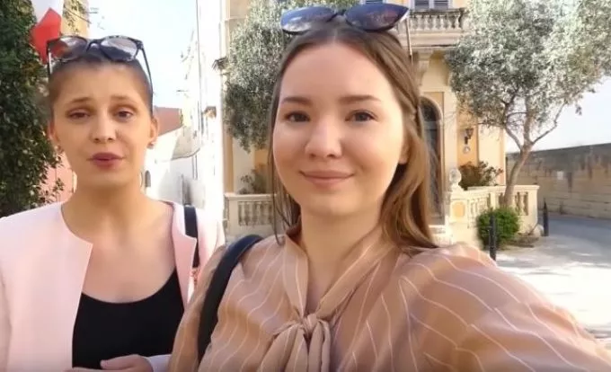 Két fiatal lány osztja ki videóiban a kortársait - Dancsó Pétertől Puzsér Róbertig mindenki megmondta nekik a magáét