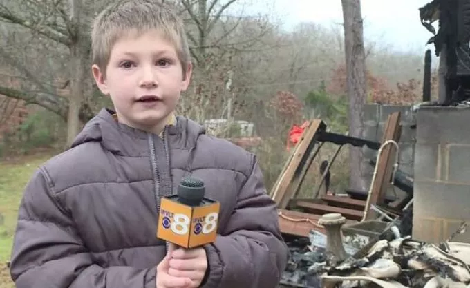 A 7 éves kisfiú visszament az égő házba, hogy megmentse kishúgát