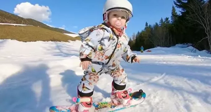 1 éves és már snowboardozik - mikor vezessük be a téli sportokat?