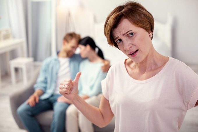 Mit akar egy 42 éves nő az én 20 éves kisfiamtól? - Egy kétségbeesett édesanya kér segítséget Mit akar egy 42 éves nő az én 20 éves kisfiamtól? - Egy kétségbeesett édesanya kér segítséget