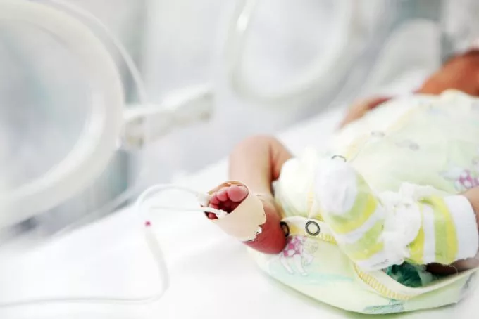 Egy műanyag zacskó mentette meg a 28. hétre született baba életét
