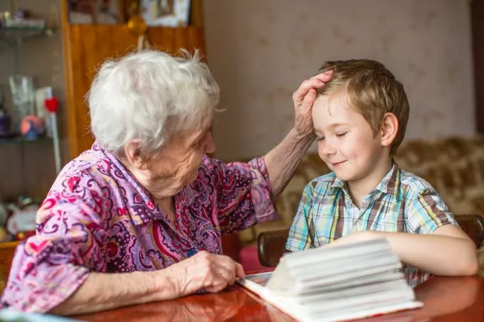 5 hatalmas előnye annak, ha együtt él szülő, nagyszülő és unoka - és a buktatók