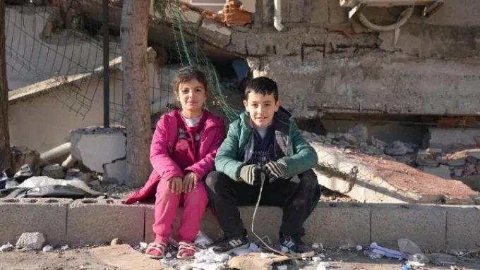 A pusztító földrengések után gyerekek milliói kerültek kétségbeejtő körülmények közé