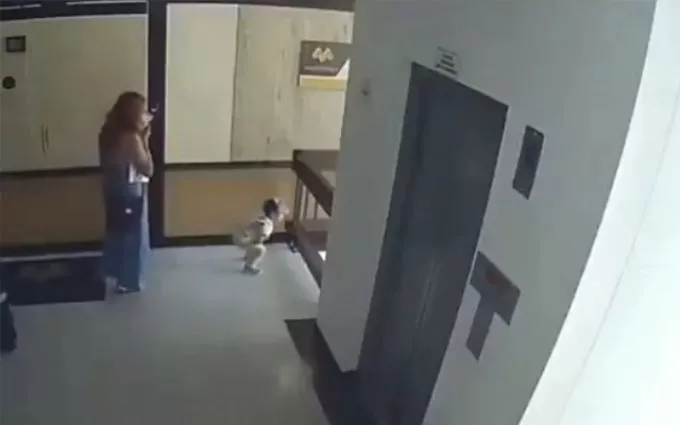 Hátborzongató videó: az utolsó utáni pillanatban kapta el gyermekét az anya, mielőtt kiesett volna a korláton