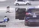 Az autóút felé gurult a babakocsi - egy hajléktalan férfi mentette meg a babát az utolsó pillanatban (videó)