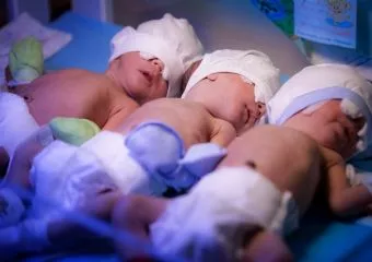 Ők a gyönyörű egypetéjű hármasikrek: 200 millió szülésből csak egy olyan, mint az övék