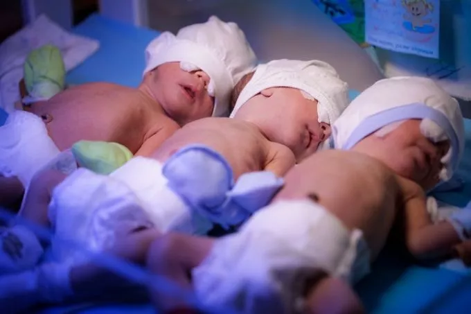 Ők a gyönyörű egypetéjű hármasikrek: 200 millió szülésből csak egy olyan, mint az övék